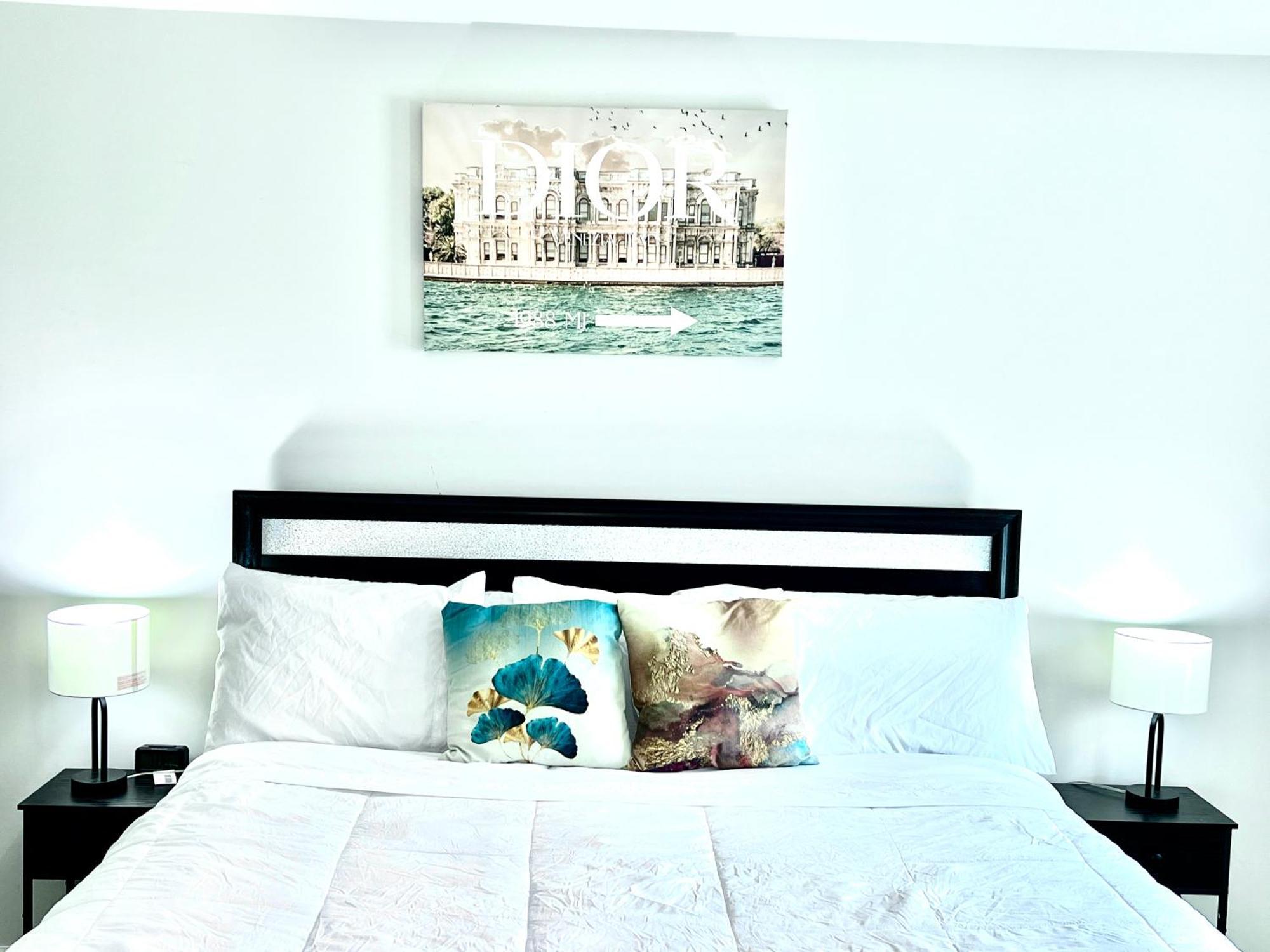 Casa de férias Spacious 4-bedroom House,6beds With Office Space Charlotte