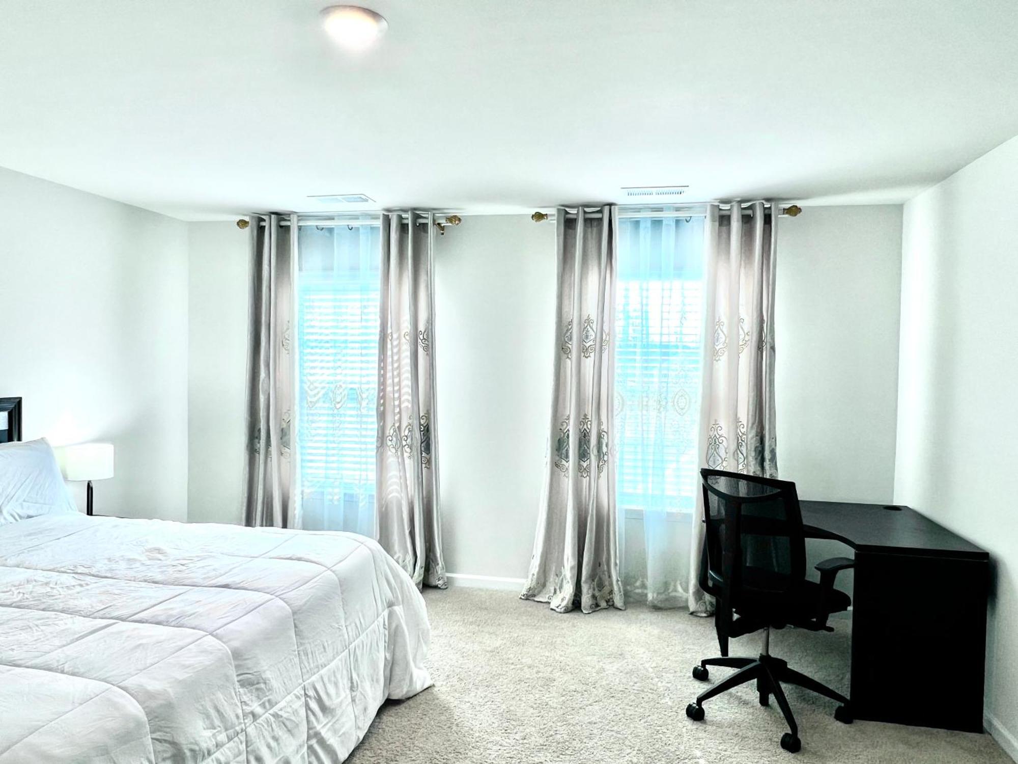 Casa de férias Spacious 4-bedroom House,6beds With Office Space *